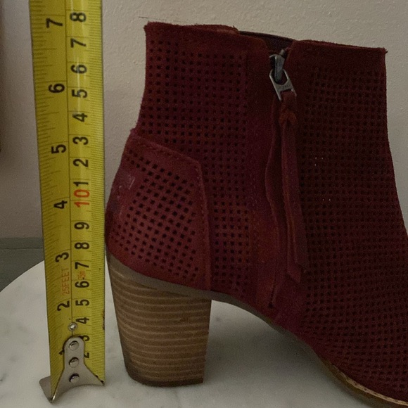 EUC TOMS “Majorca” Peep Toe Perforated Burgundy Wine Suede Ankle Booties Sz 7.5 - Picture 8 of 17
